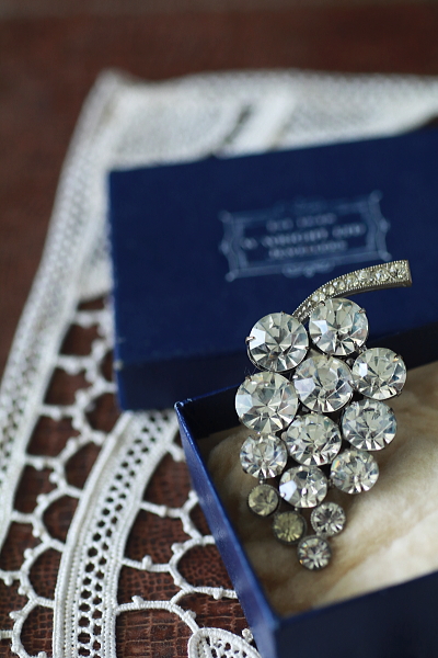 ラインストーン　ブドウドレスクリップ　イギリス　アンティークストリュフ 20250528