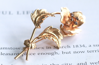 ゴールドプレートフラワーブローチ　アンバーガラス　ヨーロッパ　アンティークストリュフ