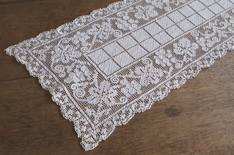 葡萄のフィレレーステーブルランナー　イギリス　アンティークストリュフ