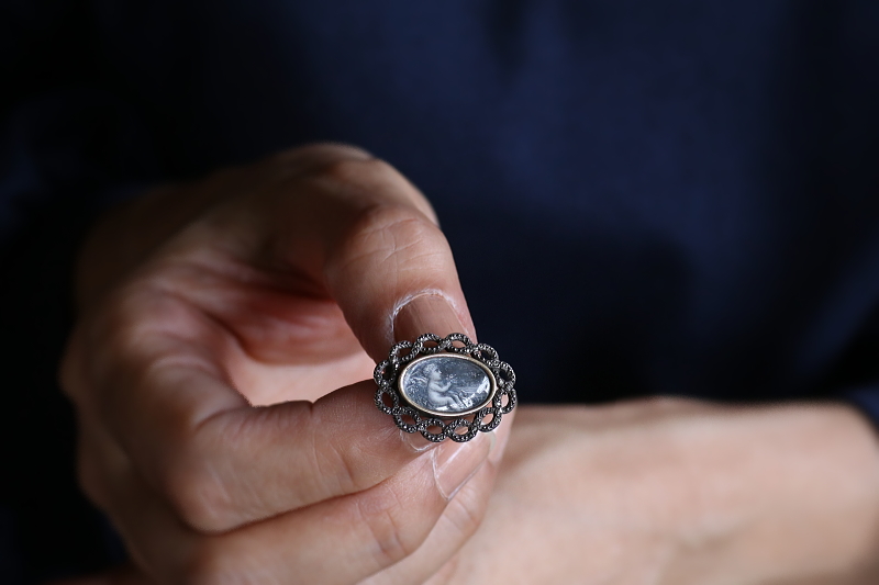 ミニアチュールの天使　マーカサイトシルバーブローチ　フランス　アンティークストリュフ