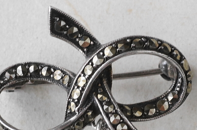 パールアンドマーカサイトシルバーブローチ　ヨーロッパ　アンティークストリュフ