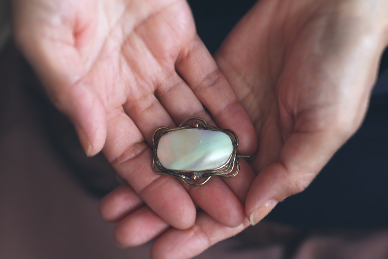 ヴィクトリアンマザーオブパールブローチ　イギリス　アンティークストリュフ