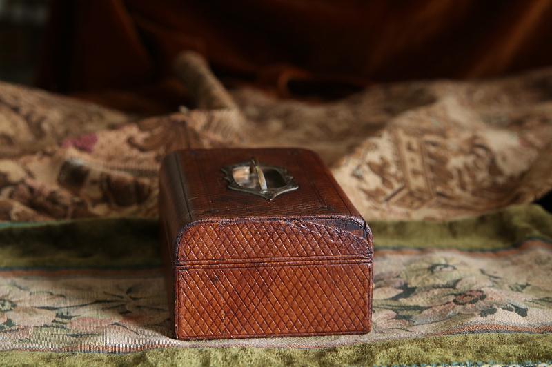 花のエングレービング　レザージュエリーボックス　イギリス アンティークストリュフ