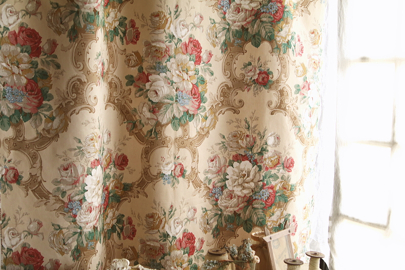 ヴィンテージプリントファブリック　ロココの薔薇　sanderson イギリス アンティークストリュフ