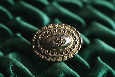 ヴィクトリアン　ホロウメタルブローチ　アンティークジュエリー　ヴィンテージアクセサリー　イギリス　ヨーロッパ　アンティークストリュフ 20251211