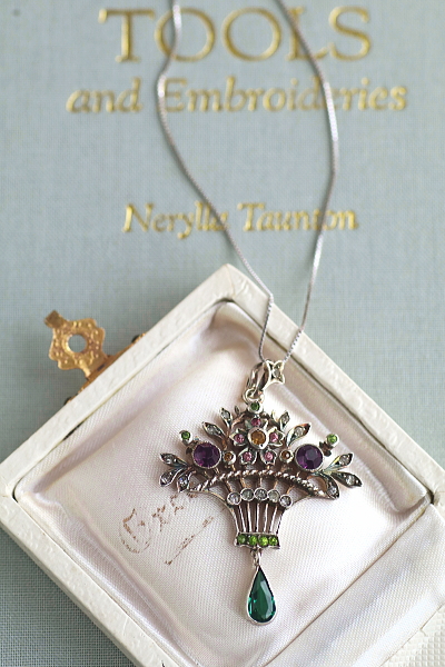 カラーペーストの花籠　シルバーペンダント　ヨーロッパ アンティークストリュフ 20260115