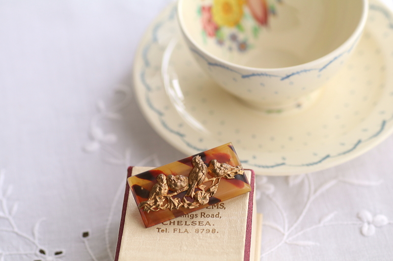 小鳥のレリーフのブローチ　べっ甲調　フランス　アンティークストリュフ