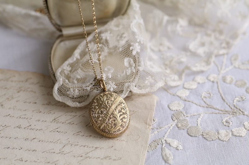 ベルト&バックル　エングレービングロケットペンダント　ヨーロッパ　アンティークストリュフ