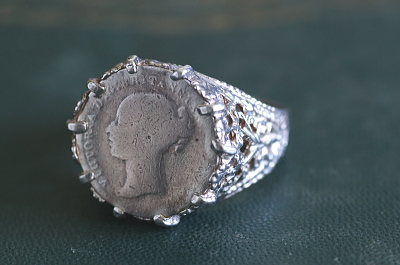 ヴィクトリア女王3ペンス銀貨シルバーリング　イギリス　アンティークストリュフ