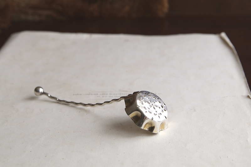 小花のシュガーシフタースプーン　イギリス　アンティークストリュフ