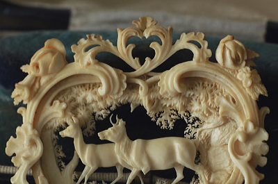 カーブドアイボリーブローチ　象牙　森の鹿　ドイツ　アンティークストリュフ