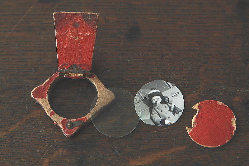 銀飾りの小さなフォトスタンド　イギリス　アンティークストリュフ