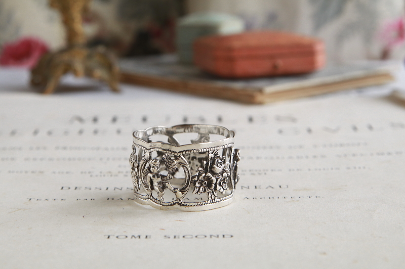 薔薇と天使のシルバーナプキンリング　イタリア　アンティークストリュフ