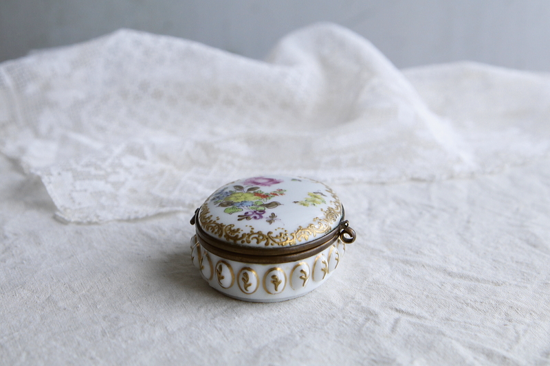 手描きの薔薇のポーセリンケース　ドイツ　アンティークストリュフ