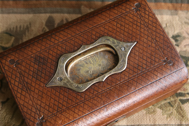 花のエングレービング　レザージュエリーボックス　イギリス アンティークストリュフ