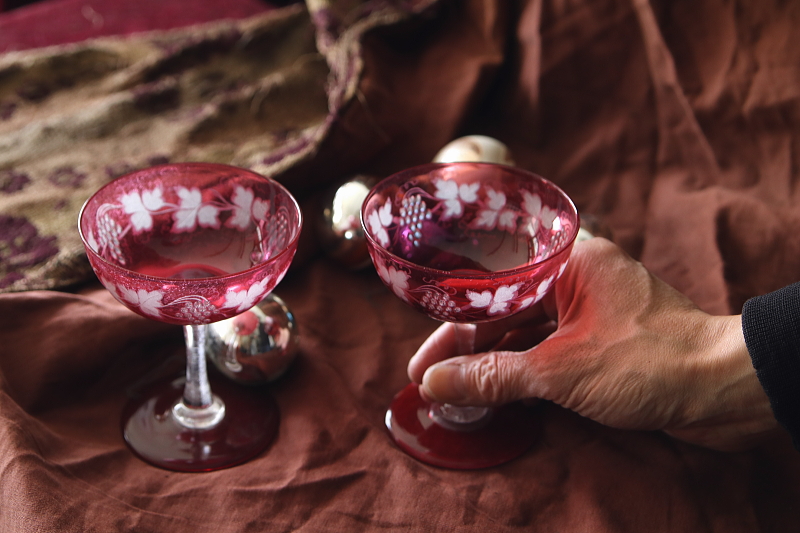 クランベリーグラスシャンパンソーサーペア　ヴィクトリアン　葡萄 アンティークストリュフ