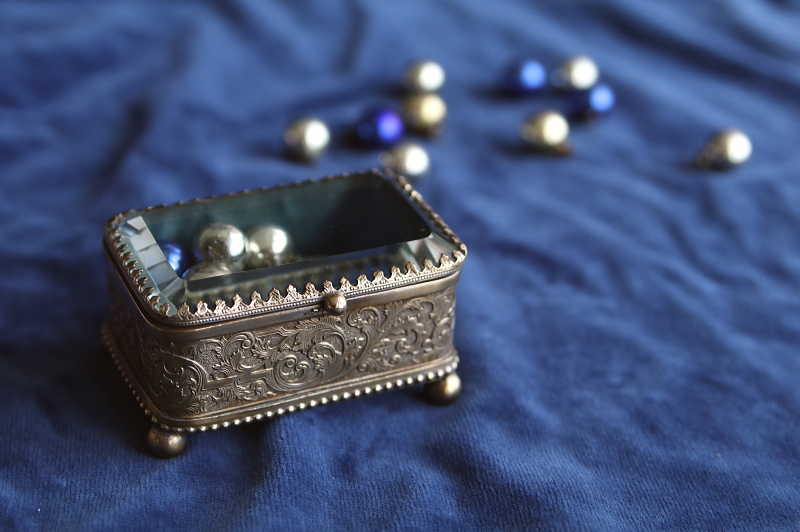 ガラスの蓋のジュエリーボックス　フランス アンティークストリュフ