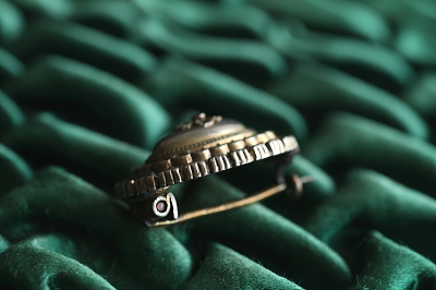 ヴィクトリアン　ホロウメタルブローチ　アンティークジュエリー　ヴィンテージアクセサリー　イギリス　ヨーロッパ　アンティークストリュフ 20251211