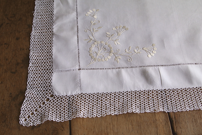 花の刺繍のティークロス　イギリス　アンティークストリュフ