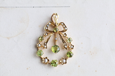 アンティークパールペンダントネックレス　ペリドット　リボンリース　マリーアントワネット　ルイ16世様式　ベルエポック　エドワーディアンジュエリー　イギリス　アンティークストリュフ