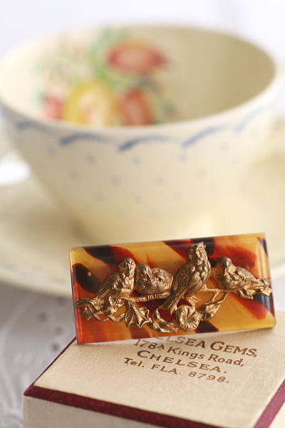 小鳥のレリーフのブローチ　べっ甲調　フランス　アンティークストリュフ 20260206