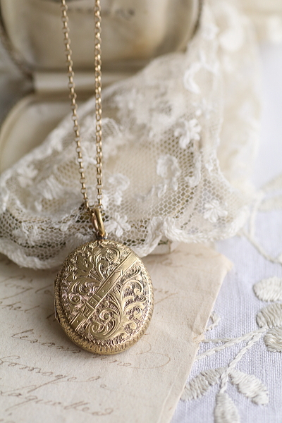 ベルト&バックル　エングレービングロケットペンダント　ヨーロッパ　アンティークストリュフ 202602027