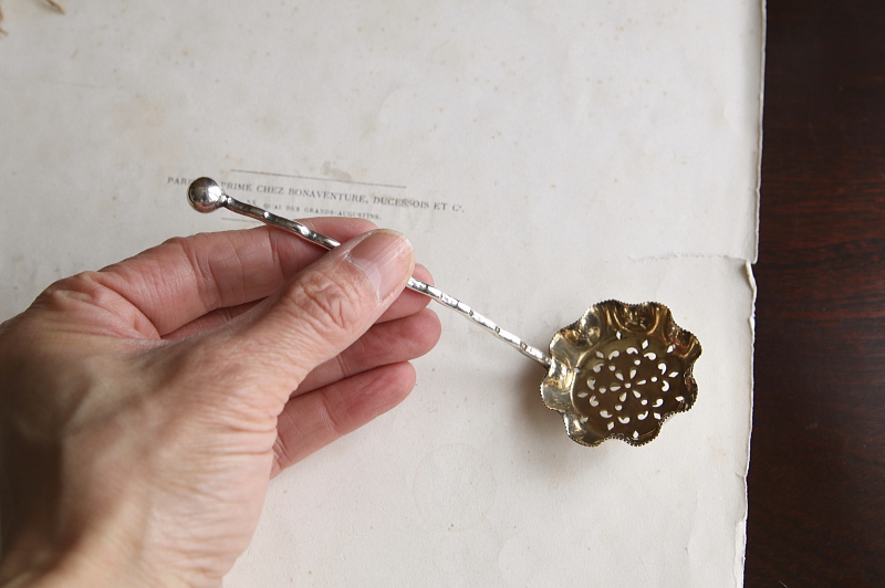 小花のシュガーシフタースプーン　イギリス　アンティークストリュフ