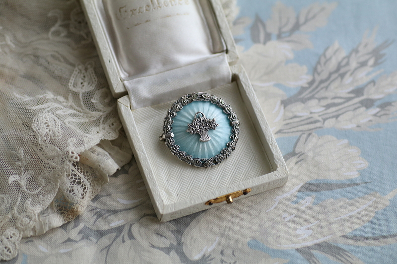 ブルーエナメル花籠のブローチ　ヨーロッパ　アンティークストリュフ
