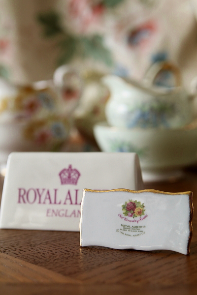 ROYAL ALBERTのショップディスプレーサイン　イギリス　アンティークストリュフ 20260401
