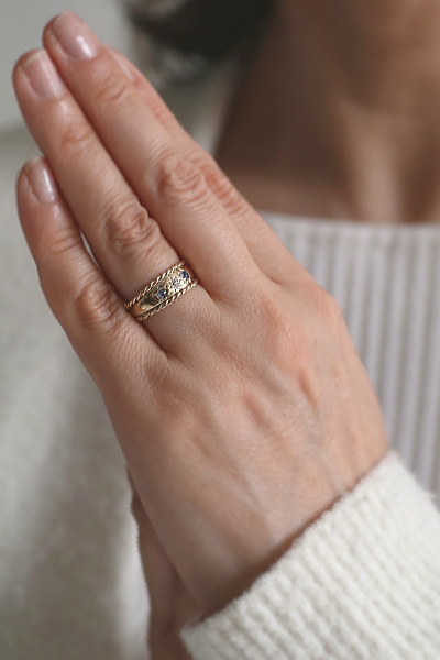 ダイヤアンドブルーサファイア　ロープエッジジプシーリング　イギリス　アンティークストリュフ