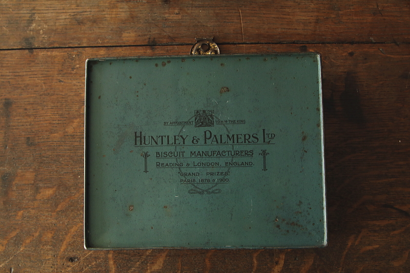 the red boyのビスケット缶　huntry and palmers イギリス　アンティークストリュフ