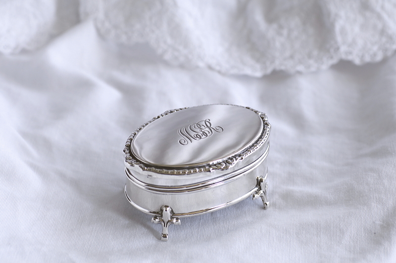 モノグラムのシルバージュエリーボックス　イギリス アンティークストリュフ