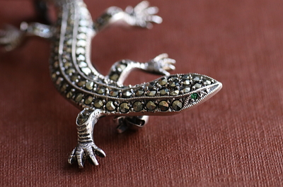マーカサイトアンドシルバーリザードブローチ　グリーンアイズ　ヨーロッパ　アンティークストリュフ