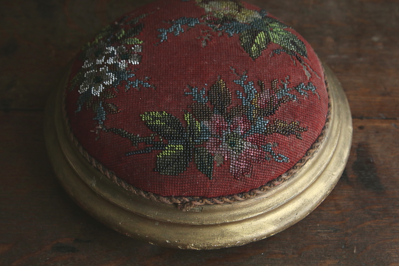 ビーズワークと刺繍のオットマン　ヴィクトリアン　イギリス　アンティークストリュフ