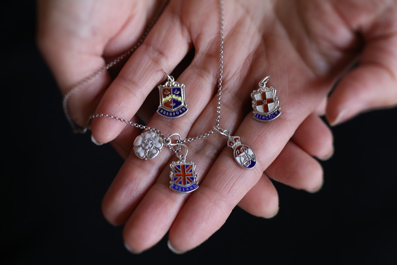 紋章のエナメルシルバーチャーム　イギリス　アンティークストリュフ