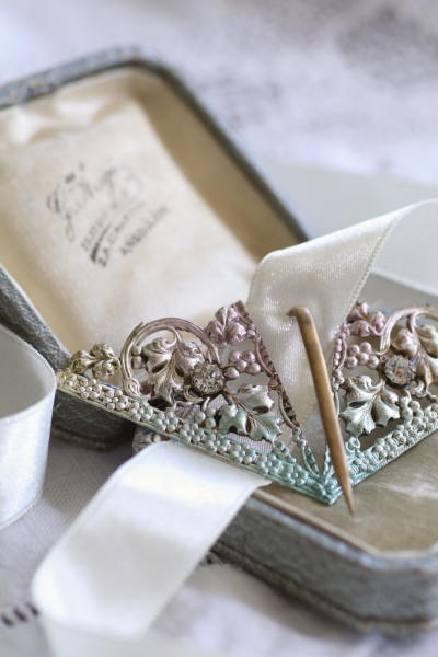 ペースト飾りのアイビーバックル　ヨーロッパ　アンティークストリュフ 20250722