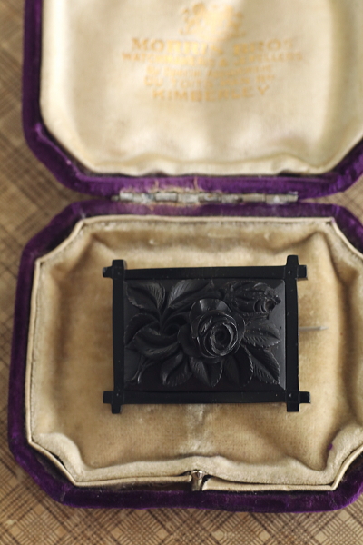 薔薇のフレームジェットブローチ　イギリス　アンティークストリュフ 20250827