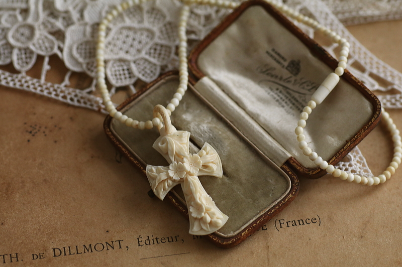 アイボリーフラワークロスペンダント　花十字　フランス アンティークストリュフ