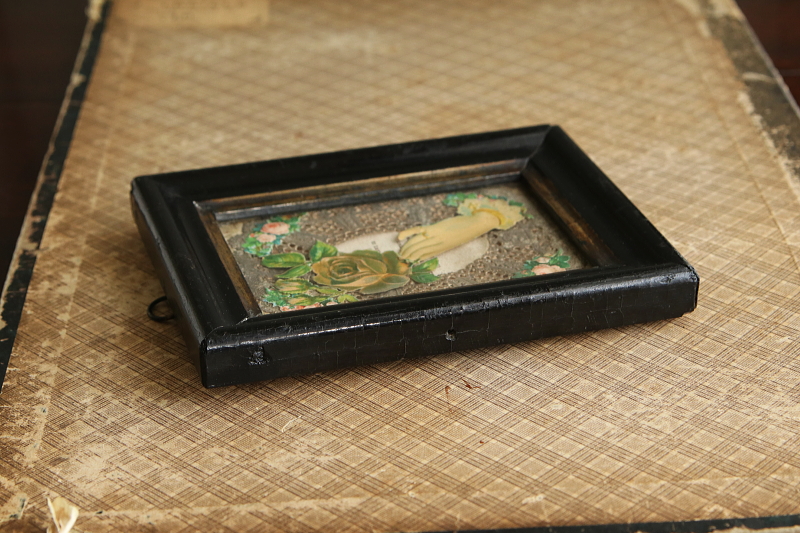 ヴィクトリアングリーティングカードフレーム　バラを持つ貴婦人の手 アンティークストリュフ