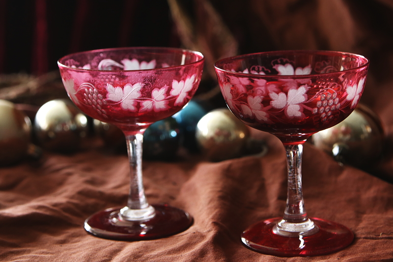 <IMG src="file:///D:/truffleHP/WADAX A&C2/image691092.jpg" width="800" height="532" border="0" alt="クランベリーグラスシャンパンソーサーペア　ヴィクトリアン　葡萄 アンティークストリュフ">