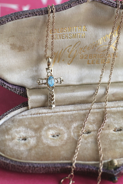 ブルートパーズ　ゴールドクロスペンダント　イギリス　アンティークストリュフ　 20251218