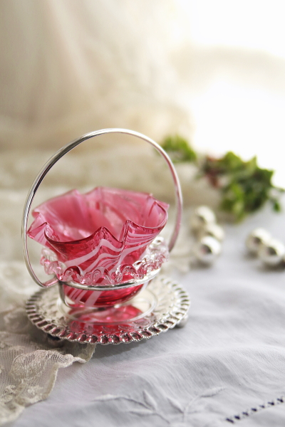 クランベリーガラスのソルトディッシュ　james deakin and sons マーブルパターン　イギリス アンティークストリュフ 20251223