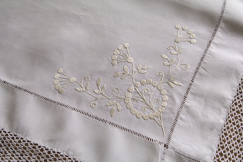 花の刺繍のティークロス　イギリス　アンティークストリュフ