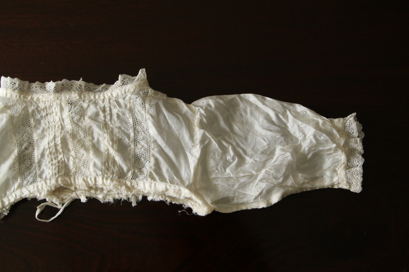 小さなシルクベビードレス　イギリス　アンティークストリュフ