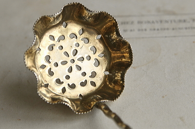 小花のシュガーシフタースプーン　イギリス　アンティークストリュフ