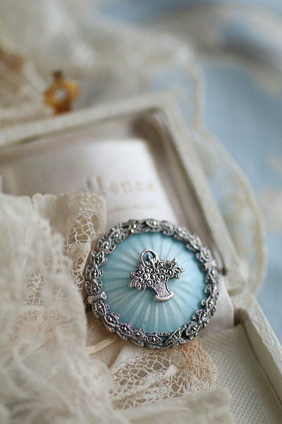 ブルーエナメル花籠のブローチ　ヨーロッパ　アンティークストリュフ 20260326