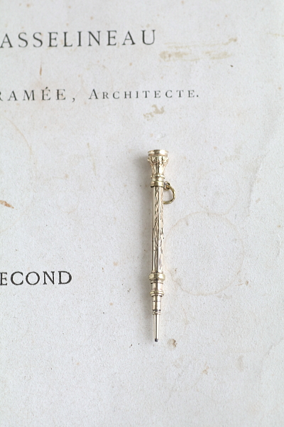 ミルキークォーツ　ペンシルペンダント　ヴィクトリアンl　イギリス　アンティークストリュフ