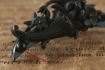 ヴィクトリアンヴォルカナイトブローチ　三日月　フラワーベース　イギリス　アンティークストリュフ