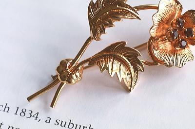 ゴールドプレートフラワーブローチ　アンバーガラス　ヨーロッパ　アンティークストリュフ