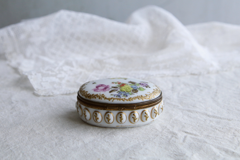 手描きの薔薇のポーセリンケース　ドイツ　アンティークストリュフ